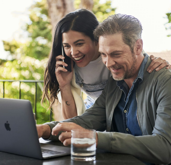 Couple consultant son prêt Lamina en ligne